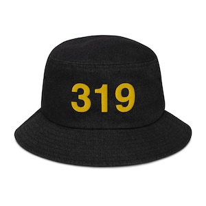 Pode incluir: Chapéu de pescador preto com o número 319 bordado em amarelo na frente.
