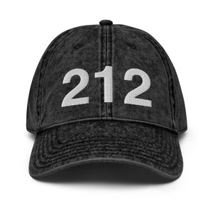 Puede incluir: Una gorra de béisbol negra de estilo vintage con el número "212" bordado en blanco en la parte delantera.