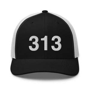 Puede incluir: Gorra de camionero negra y blanca con una malla blanca en la parte posterior y un número "313" bordado en blanco en la parte delantera.