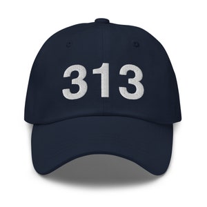 Puede incluir: Una gorra de béisbol azul marino con el número 313 bordado en blanco en la parte delantera.