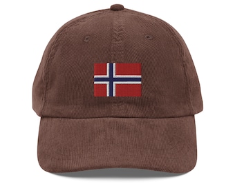 Könnte beinhalten: Eine braune Baseballkappe aus Cord mit einer gestickten norwegischen Flagge auf der Vorderseite.