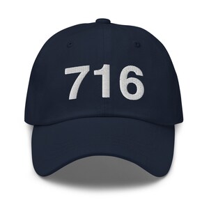 Op de afbeelding: Een marineblauwe baseballpet met het nummer 716 in wit geborduurd op de voorkant.