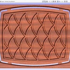 Puede incluir: Primer plano de una bandeja de madera con un patrón geométrico tallado. La bandeja es de color marrón rojizo y tiene una forma ligeramente ovalada.