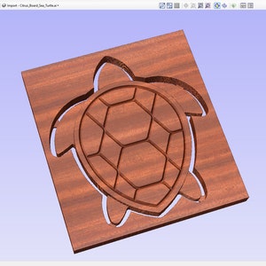 Puede incluir: Un modelo 3D de un recorte de tortuga de madera, con un diseño de caparazón detallado. La tortuga está colocada sobre un fondo azul claro, con una interfaz de software visible en el fondo.