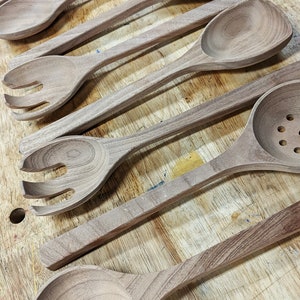 Puede incluir: Un juego de seis utensilios de cocina de madera, que incluye una cuchara ranurada, una cuchara para servir y cuatro cucharas para servir. Los utensilios est&aacute;n hechos de madera marr&oacute;n claro y tienen un acabado natural.