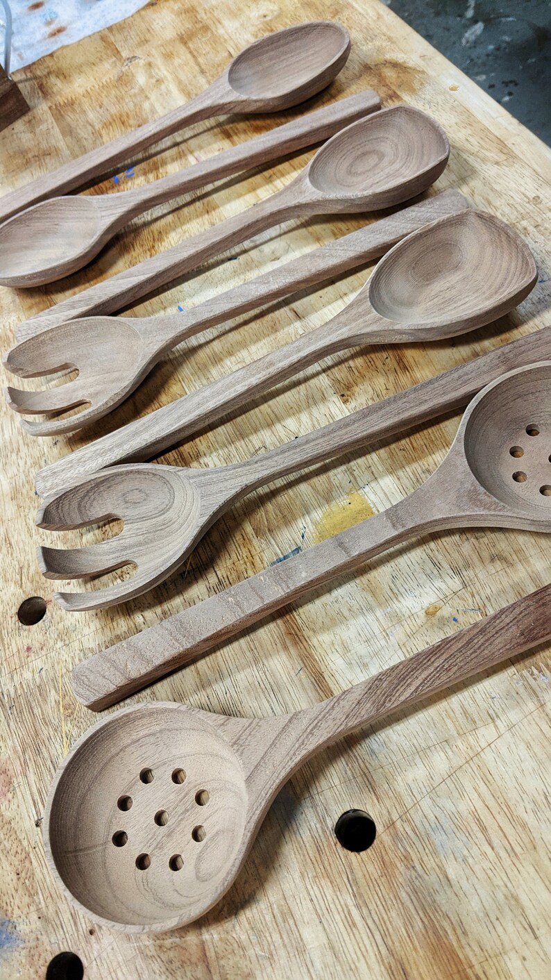 Puede incluir: Un juego de seis utensilios de cocina de madera, que incluye una cuchara ranurada, una cuchara para servir y cuatro cucharas para servir. Los utensilios est&aacute;n hechos de madera marr&oacute;n claro y tienen un acabado natural.