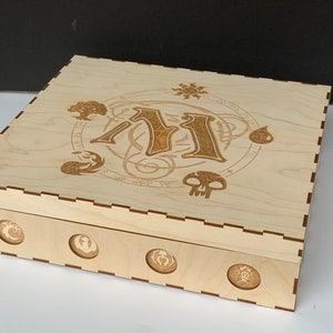 MTG Magic the Gathering Cube Box Large Convient à 48 Packs Cubeamajigs (720 Cartes) + Espace de rangement avec lands gravée au laser