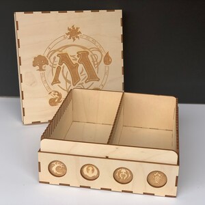 MTG Magic the Gathering Cube Box Large Convient à 24 Packs Cubeamajigs (360 Cartes) + Espace de rangement avec lands gravée au laser