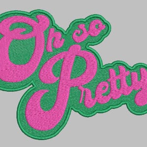 Może przedstawiać: Zielona i różowa haftowana naszywka z tekstem "Oh so Pretty" w ozdobnym pismie.
