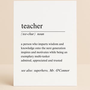 Könnte beinhalten: Eine weiße Keramik-Tasse mit schwarzem Henkel und dem Text "But First, Coffee" in fetter, schwarzer Schrift. Die Tasse steht vor einem neutralen Hintergrund, der ihr schlichtes Design hervorhebt.