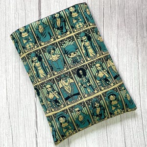 Op de afbeelding: Een turquoise en beige stof met een rasterpatroon van anime-karakterillustraties. Elk vierkant bevat een karakterportret met hun naam eronder. De stof heeft een vintage esthetiek.