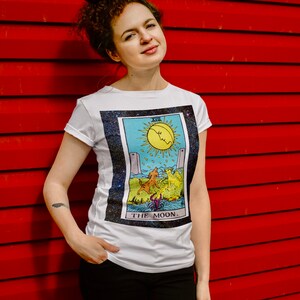 La camiseta de cartas del Tarot de la Luna con fondo del universo, la camisa de la carta del tarot, la camisa de la luna, la camisa de la luna, las camisetas místicas, las camisetas gráficas de alta calidad
