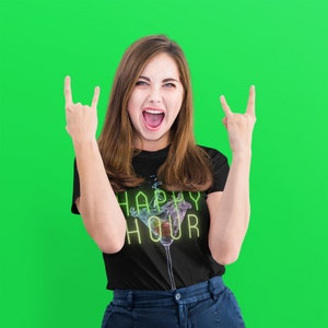ハッピーアワーTシャツ、お母さんへのギフト、面白いお母さんTシャツ、クールなお母さんTシャツ、女性用高品質グラフィックTシャツ、ブルーノスタルジアTシャツ、ハッピーアワーシャツ