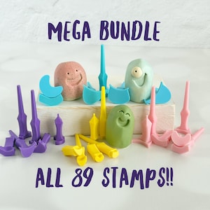 Può includere: Una collezione di 89 timbri in plastica colorati con varie forme e tre piccole figure in argilla con volti sorridenti. Il testo MEGA BUNDLE e ALL 89 STAMPS!! è visualizzato in lettere viola scuro. I timbri sono nei toni del viola, giallo, rosa e blu.