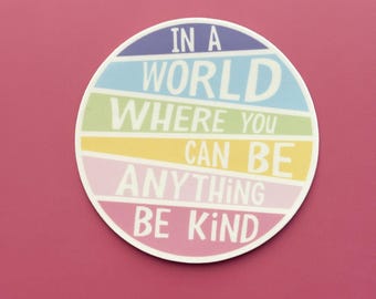 Vinilo "Be Kind": Calcomanía colorida para portátil (7,6 cm)