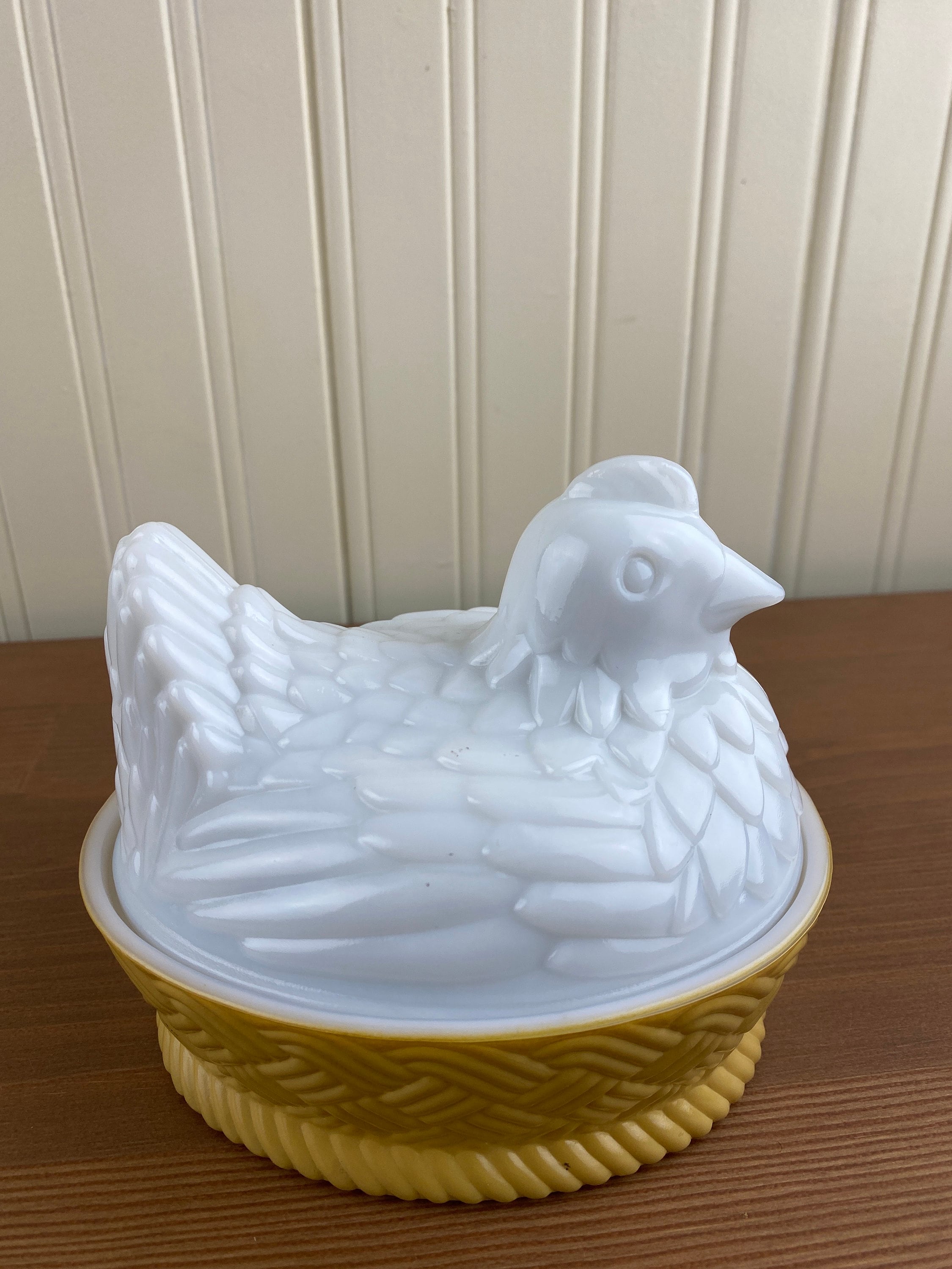 AVONのエンジェル　シェルプレート　ミルクグラス　アンティーク Vintage Avon White Milk Glass Hen on Nest Trinket Dish - Etsy