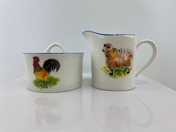 ヴィンテージの雄鶏のシュガーボウルと羊のクリーマー：農家のキッチン