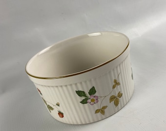 Antyczna miska Wedgwood Wild Strawberry Suflet: porcelana kostna ze złotymi wykończeniami