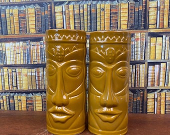 Set aus zwei goldgelben Tiki-Bechern im Mid-Century-Stil von World Market, ideal für die Dekoration einer Tiki-Bar.