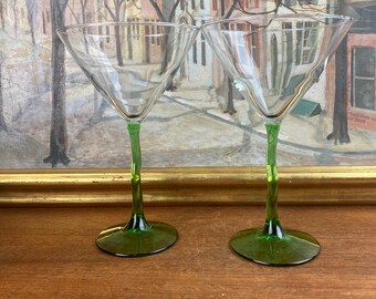 Set van 2 Libbey Courbe-martiniglazen met groene zigzag-stelen