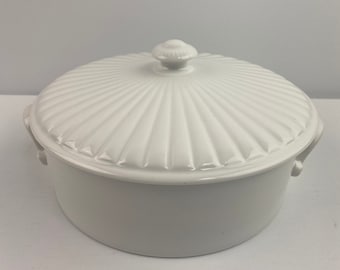 Vintage French „Maison Buffet” naczynie do zapiekania, waza z pokrywką - The Shafford Co. FRANCJA Biały
