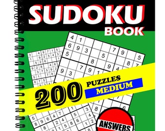 Op de afbeelding: Een spiraalgebonden Sudoku-boek met een groene kaft met de tekst SUDOKU BOOK, 200 PUZZLES MEDIUM en 2 LEVELS. De kaft toont meerdere Sudoku-roosters met cijfers en een rode cirkelvormige badge met het woord ANSWERS.