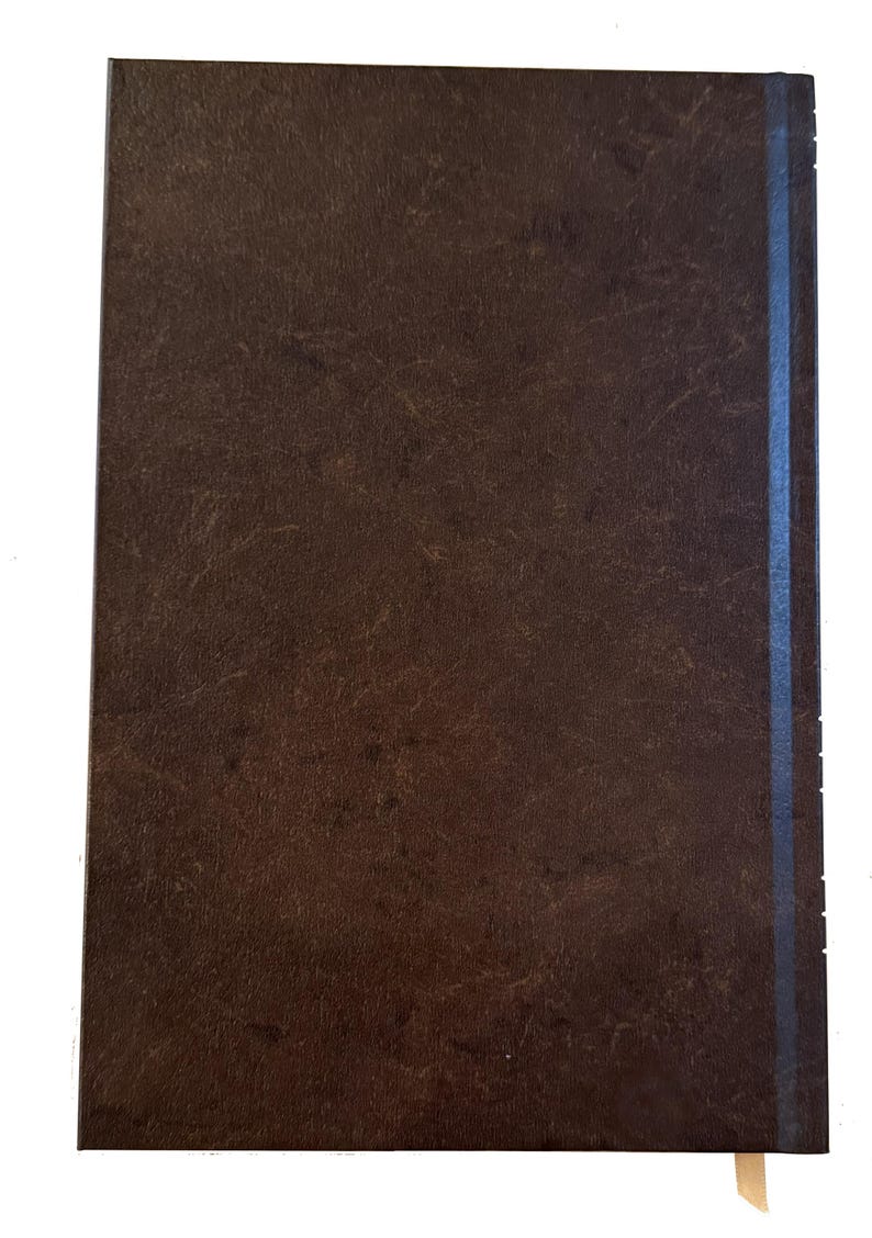 K&ouml;nnte beinhalten: Ein braunes Notizbuch mit strukturiertem Einband und einem blauen Streifen entlang des R&uuml;ckens. Ein cremefarbenes Lesezeichen ist unten sichtbar. Das Notizbuch ist wahrscheinlich zum Schreiben oder Notizen machen.
