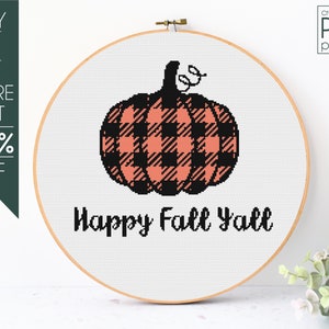 Könnte beinhalten: Stickmuster mit einem schwarzen und orangefarbenen karierten Kürbis mit dem Text "Happy Fall Yall".