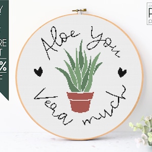 Puede incluir: Patrón de punto de cruz con una planta de aloe vera en maceta con el texto "Aloe you vera much" y dos pequeños corazones.