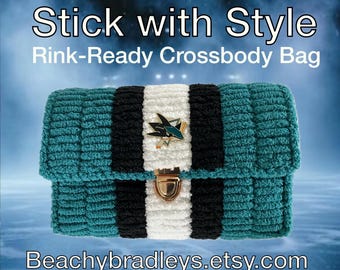 Pode incluir: Bolsa crossbody de crochê turquesa, preta e branca com fecho dourado. A bolsa apresenta o texto "Stick with Style Rink-Ready Crossbody Bag" e um logotipo dos San Jose Sharks. O nome da loja Etsy também é visível.