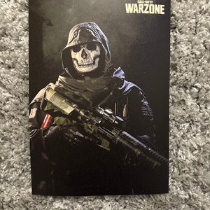 Puede incluir: Un póster de Call of Duty Warzone con estampado de camuflaje negro y verde que presenta a un soldado con una máscara de calavera y sosteniendo un rifle.