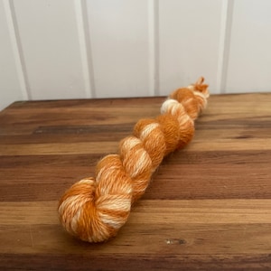 Fils d&#39;alpaga | Laine d&#39;alpaga 8 plis teint à la main Dulce Alpagas | Mini-écheveau | Panaché d&#39;orange et de blanc