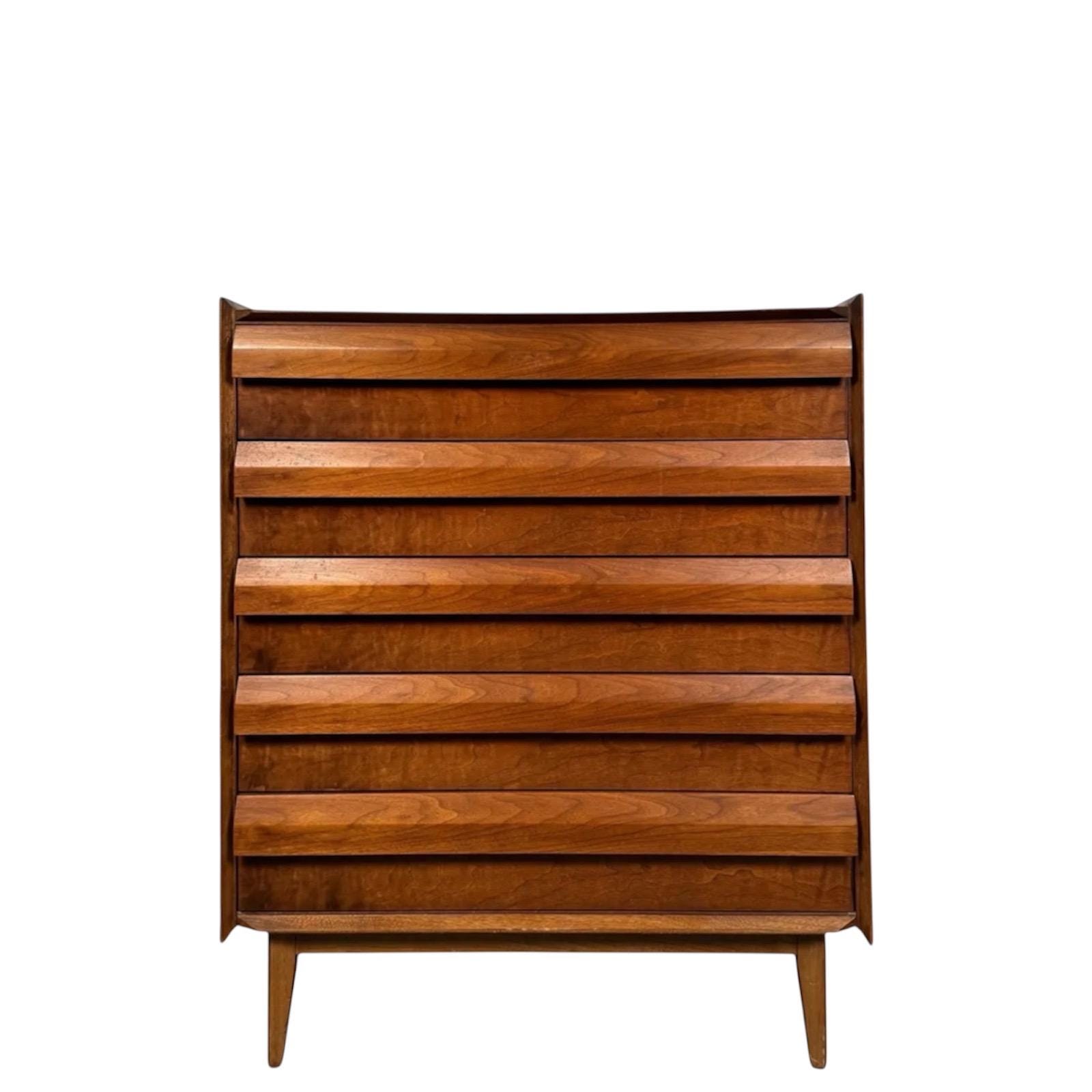 Cómoda alta o cómoda alta brutalista de nogal "First Edition" de MCM, mueble de almacenamiento moderno de madera de mediados de siglo