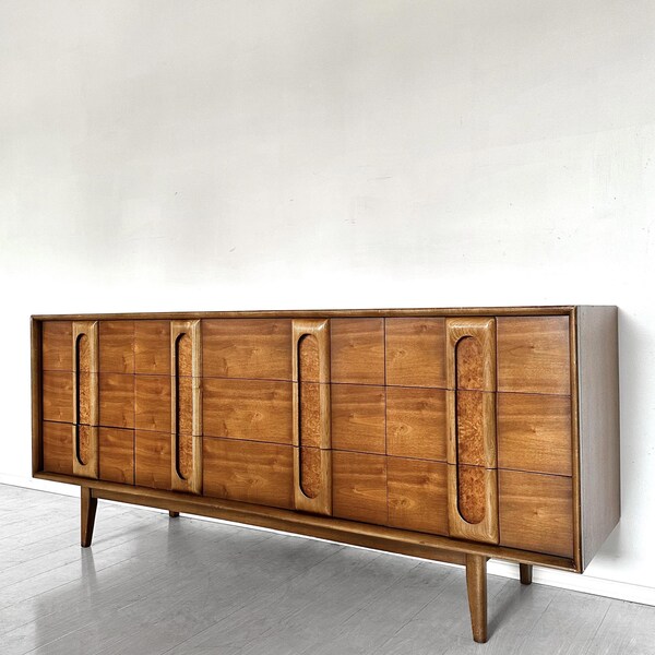 Cómoda o credenza baja “Summit” de nogal y madera nudosa de estilo brutalista moderno de mediados de siglo, muebles de almacenamiento daneses MCM