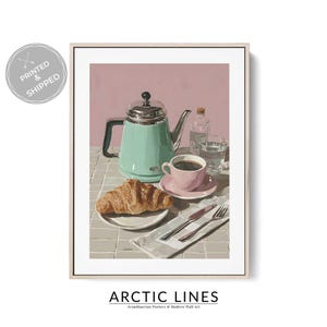 Könnte beinhalten: Gerahmter Kunstdruck mit einer Frühstücksszene. Eine türkisfarbene Teekanne, eine rosa Tasse mit Untertasse, ein Croissant und Besteck sind auf einer karierten Oberfläche angeordnet. Eine Wasserflasche und ein Glas Wasser sind ebenfalls vorhanden. Der Text "ARCTIC LINES" steht unten.