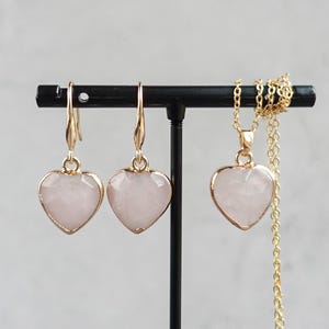 Halsband och örhängen med litet fasetterat hjärtkristall i naturlig rosenkvarts, hänge av naturlig ädelsten, äkta 18K guldplätering, butik i Storbritannien