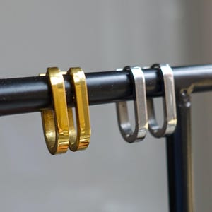 Boucles d'oreilles trombone Huggie, revêtement PVD résistant à la ternissure sous vide, créoles ovales minimalistes