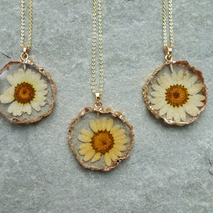 Dried Pressed Daisy Flower Resin Necklace, Real Gold Plated Pendant, Epoxy Round Flower Pendant, UK Shop