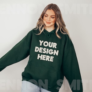 Może przedstawiać: Zielona bluza z kapturem z napisem "YOUR DESIGN HERE" w kolorze kremowym.
