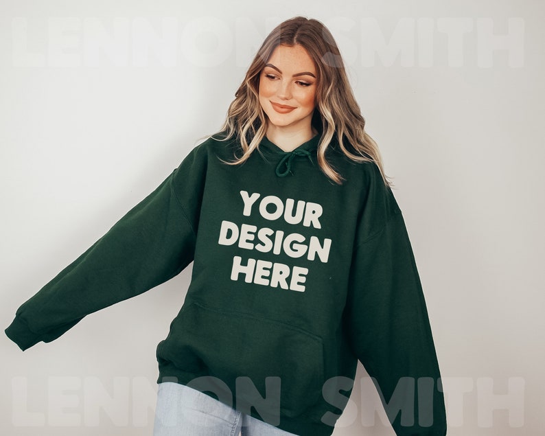 Może przedstawiać: Zielona bluza z kapturem z napisem "YOUR DESIGN HERE" w kolorze kremowym.