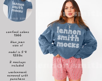 Blå jeans i Comfort Colors 1566-modell, Comfort Colors rund halsringning-modell, Comfort Colors-modell, Estetisk Comfort Colors 1717-modell, 1566 jeans