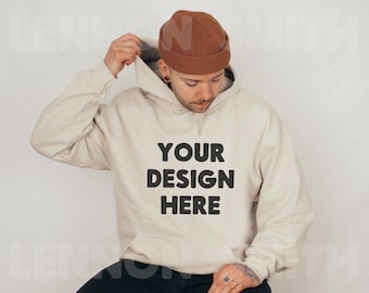 Gildan 18500 Sand Hoodie Mockup, Gildan Hoodie Mockup, Sand Hoodie Mockup, männliches Modell Mockup, Sand Pullover Mockup, Gildan Mockup