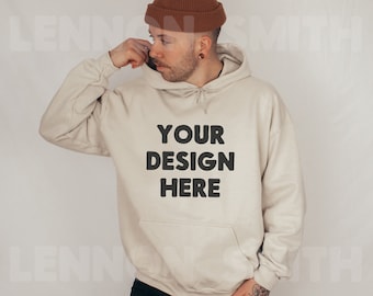 Gildan 18500 Sand Hoodie Mockup, Gildan Hoodie Mockup, Sand Hoodie Mockup, männliches Modell Mockup, Sand Pullover Mockup, Gildan Mockup