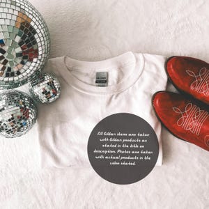Svart Gildan 64000-modell, svart Gildan-skjorta, t-shirt-modell, modellmodell, svart Gildan-modell, t-shirt-modell, t-shirt-modell, gildan svart modell bild 4
