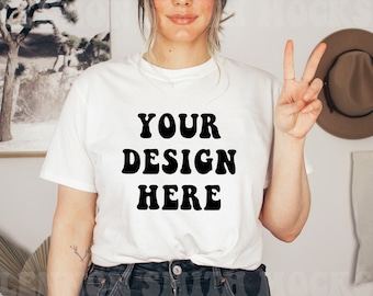 Può includere: Maglietta bianca con il testo "YOUR DESIGN HERE" in lettere retrò nere.