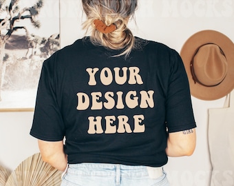 Pode incluir: Uma camiseta preta com o texto "YOUR DESIGN HERE" em cor bege nas costas.