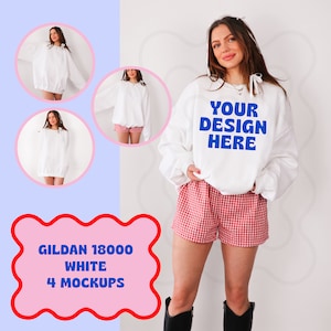 Może przedstawiać: Cztery makiety białej bluzy Gildan 18000. Bluza jest pokazana na modelce w czerwono-białych szortach w kratę. Bluza ma napis "YOUR DESIGN HERE" nadrukowany na przodzie niebieskim kolorem.
