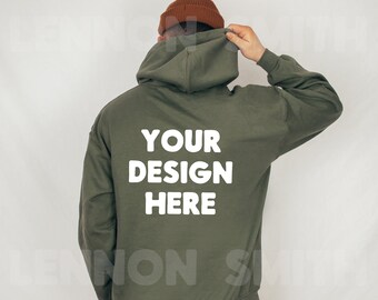 Mockup sul retro della felpa con cappuccio, Mockup con cappuccio verde militare Gildan 18500, Mockup maschile con cappuccio verde militare, Mockup modello maschile, mockup maglione maschile