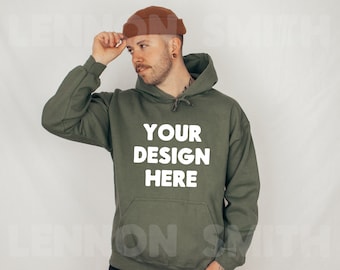 Gildan 18500 Felpa con cappuccio verde militare Mockup, Felpa con cappuccio Gildan Mockup, Felpa con cappuccio verde militare Mockup, Modello maschile Mockup, Mockup maglione maschile