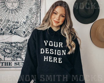 Gildan 18500 zwarte hoodie mockup, Gildan hoodie mockup, zwarte hoodie mockup, model mockup, zwarte trui mockup, trui mockup, Gildan mockup